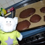 Ted und Nic backen Paulis Krümelmonster Kuchen (18)
