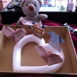 Pauli bastelt ein Hochzeitsgeschenk (4)
